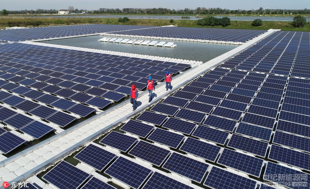 2018年10月15日，總裝機(jī)容量為2兆瓦的水上漂浮式光伏發(fā)電站在安徽省天長(zhǎng)市秦欄鎮(zhèn)牧馬湖建成并網(wǎng)發(fā)電。據(jù)了解，安徽省天長(zhǎng)市秦欄鎮(zhèn)牧馬湖水上漂浮式光伏發(fā)電示范項(xiàng)目克服水面漂浮電站施工中的技術(shù)難題，即不占用土地資源，又科學(xué)利用養(yǎng)殖水面，發(fā)展清潔能源，為當(dāng)?shù)剞r(nóng)民脫貧增收探索出一條新路