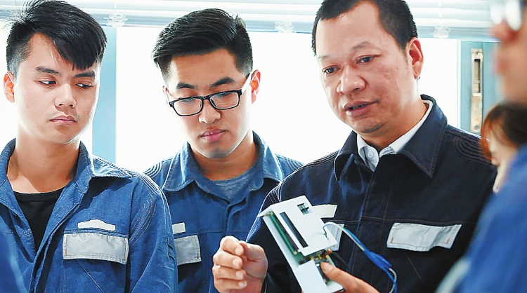 
　　佛山南海供電局里水供電所技能專家張永文在向青年員工分享創(chuàng)新成果?！￡惡ｈ?攝

　　佛山南海供電局里水供電所建設(shè)全網(wǎng)首個(gè)“電水氣”多表集抄示范點(diǎn)