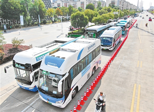  




　　10月12日，涵蓋乘用車、物流車和客車等各種車型的氫能燃料電池汽車在江蘇如皋集中亮相。 許叢軍攝（新華社發(fā)）
　　10月11日，經(jīng)濟(jì)日報(bào)記者在海南召開的2018年氫能源及燃料電池產(chǎn)業(yè)高峰論壇上了解到，2018年是我國氫能源產(chǎn)業(yè)發(fā)展的元年，有計(jì)劃的集群攻關(guān)逐步形成，各地運(yùn)行示范點(diǎn)增多