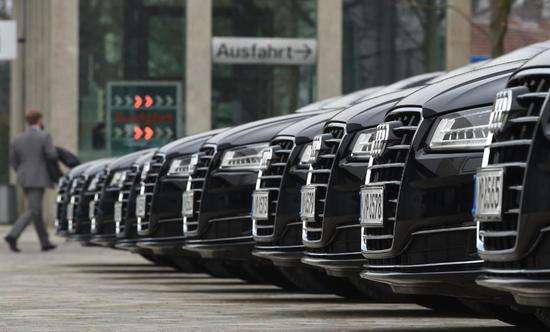 
	
                    
	【電纜網(wǎng)訊】據(jù)外媒報道，奧迪母公司大眾汽車周二稱，德國檢方已向奧迪開出8億歐元(約合64億元人民幣)罰單，以此結(jié)束針對這家高端車制造商旗下柴油汽車產(chǎn)品的監(jiān)管程序。

	

	大眾汽車稱，奧迪同意接受罰款，并承認(rèn)對違反監(jiān)管要求負(fù)有責(zé)任