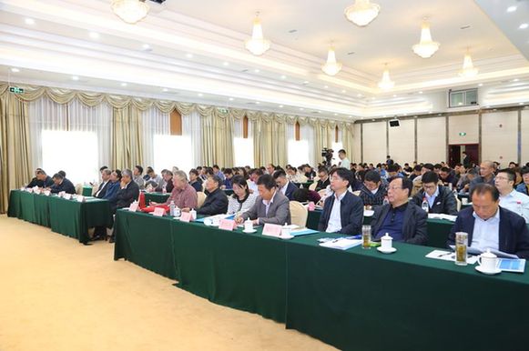  



????? 給污染的河流洗洗澡！這是中國工程院院士王浩對中科院合肥物質(zhì)科學(xué)研究院余增亮、馮慧云團(tuán)隊(duì)提出的“底泥洗脫原位置換”內(nèi)源污染治理新策略、新方法最生動(dòng)、最形象的比喻。
????? 10月16日，在水利部科技推廣中心主辦的“基于底泥洗脫的水體內(nèi)源污染治理暨生態(tài)恢復(fù)技術(shù)交流會(huì)”上，余增亮解析了水體顯性和隱性污染源，論證了在外源污染治理的同時(shí)開展“湖內(nèi)行動(dòng)”的必要性和重要性