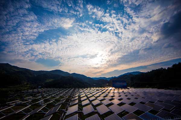 
　　光伏電站助力扶貧（王文攝）

　　“2018至2020年，國(guó)網(wǎng)安徽電力計(jì)劃投資90億元，持續(xù)加大全省31個(gè)貧困縣區(qū)和3000個(gè)貧困村的電網(wǎng)改造力度。計(jì)劃到2020年，實(shí)現(xiàn)全省大別山區(qū)、皖北地區(qū)和行蓄洪區(qū)等貧困地區(qū)電網(wǎng)供電能力大幅提升，自然村動(dòng)力電源全覆蓋，低電壓?jiǎn)栴}基本解決，公司系統(tǒng)82個(gè)扶貧村如期脫貧出列