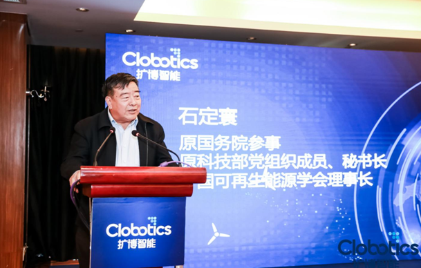 　　投資家網(wǎng)10月17日消息，擴(kuò)博智能Clobotics發(fā)布風(fēng)機(jī)葉片全自動(dòng)巡檢新品，并與上海電氣風(fēng)電集團(tuán)有限公司（以下簡(jiǎn)稱“上海電氣”）和洛陽(yáng)雙瑞風(fēng)電葉片有限公司（以下簡(jiǎn)稱“雙瑞風(fēng)電”）簽署戰(zhàn)略合作協(xié)議，全面推進(jìn)在新能源風(fēng)電行業(yè)中的應(yīng)用落地，不僅為風(fēng)機(jī)葉片提供智能巡檢服務(wù)，還將智能巡檢解決方案與資產(chǎn)數(shù)字化管理相結(jié)合，共同探究數(shù)據(jù)化、智能化、數(shù)字化發(fā)展的前景和價(jià)值。此個(gè)基于人工智能技術(shù)的新能源風(fēng)機(jī)葉片全自動(dòng)巡檢服務(wù)的正式商用，也標(biāo)志著擴(kuò)博智能Clobotics