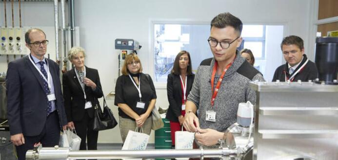 
			              耗資410萬(wàn)英鎊(530萬(wàn)美元)專注于燃料電池開(kāi)發(fā)的研究設(shè)施，在英國(guó)曼徹斯特城市大學(xué)開(kāi)設(shè)。
曼徹斯特燃料電池創(chuàng)新中心(MFCIC)的研究人員將與來(lái)自大曼徹斯特的中小型企業(yè)(SME)的其他行業(yè)專家合作，培訓(xùn)他們使用這項(xiàng)新技術(shù)，以便他們發(fā)現(xiàn)并利用其商業(yè)效益