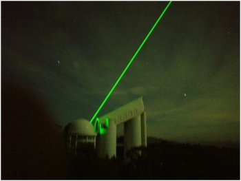 　　【中國儀表網(wǎng) 儀表研發(fā)】9月25日至27日，位于河北興隆國家天文臺的“LAMOST激光信標系統(tǒng)”項目通過中科院條財局組織的專家驗收，該項目在中科院重大科技基礎(chǔ)設(shè)施項目的支持下，由南京天文光學(xué)技術(shù)研究所李國平團隊和福建物構(gòu)所林文雄團隊共同合作完成。  　　林文雄團隊研制的綠光激光器作為LAMOST的核心部件——激光信標，在12公里附近產(chǎn)生一顆處于望遠鏡中心視場的7等左右的激光星，通過對大氣分子的瑞利散射光波前進行采樣，獲得望遠鏡的面形數(shù)