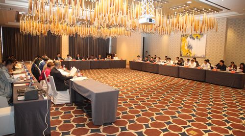 　　【中國儀表網(wǎng) 儀表會議】10月14日，由安徽合肥通用機械研究院牽頭，中國特檢院、浙江大學(xué)、中國計量大學(xué)、北京航天試驗技術(shù)研究所、北京宇航系統(tǒng)工程研究所、國機集團科學(xué)技術(shù)研究院、上海特檢院、浙江特檢院、大連鍋檢院、張家港富瑞氫能、上海舜華、北京科泰克、石家莊安瑞科等14家單位共同參與的國家重點研發(fā)計劃“氫能儲運裝備性能檢測及質(zhì)量評價技術(shù)研究”項目啟動暨實施方案論證會在合肥召開。  　　合肥通用機械研究院范志超副總經(jīng)理主持項目啟動會并致歡迎詞