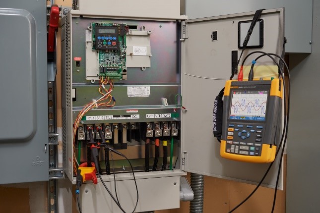 　　【中國儀表網(wǎng) 儀表新品】近日，福祿克推出兩款全新的電機驅(qū)動分析儀Fluke MDA510和MDA550，不僅顯著節(jié)省時間，而且還簡化了復(fù)雜的測量設(shè)置和故障排查。只需簡單選擇一個測試任務(wù)，然后測量向?qū)Ъ纯芍鸩教崾救绾瓮瓿呻妷汉碗娏鬟B接；預(yù)設(shè)測量配置文件則可確保采集所有電機驅(qū)動數(shù)據(jù)，包括從輸入端到輸出端、直流母線以及電機本身數(shù)據(jù)