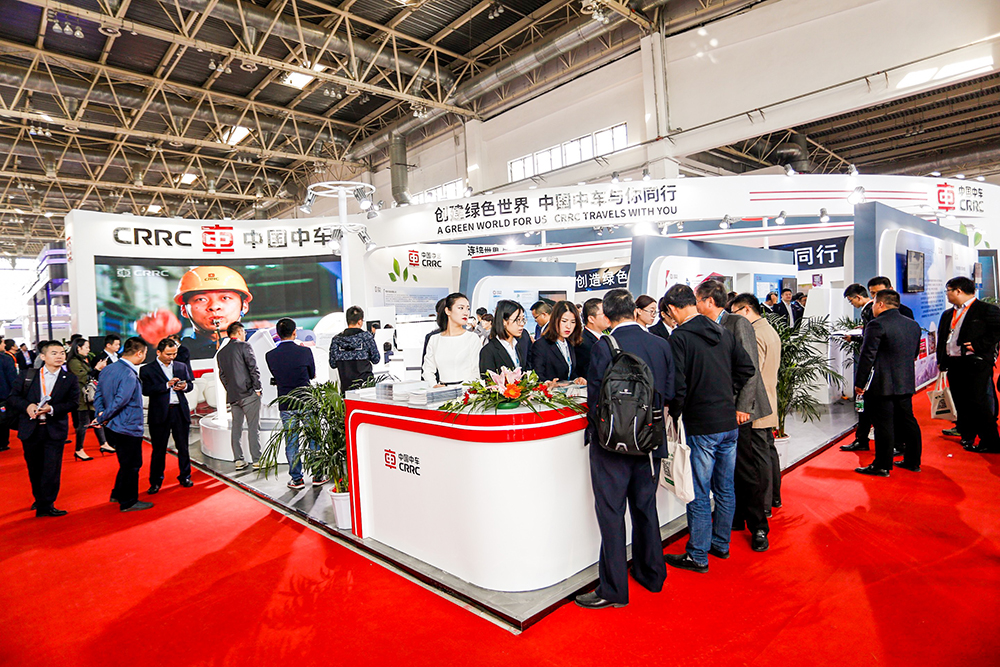                        10月17日，2018北京國(guó)際風(fēng)能大會(huì)暨展覽會(huì)盛大舉行。在W1-A02的中國(guó)中車展位上，北京鑒衡認(rèn)證中心主任秦海巖向中車株洲所副總經(jīng)理彭華文頒發(fā)了3.x MWD146風(fēng)電機(jī)組型式認(rèn)證證書以及超級(jí)雙饋新技術(shù)認(rèn)證證書