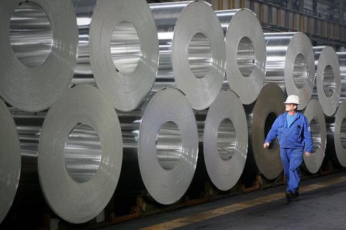 
	
                    
	【電纜網(wǎng)訊】10月18日，據(jù)彭博社報(bào)道，美國鋁業(yè)以中國需求為由降低了對全球鋁市場需求的預(yù)期，預(yù)計(jì)鋁、氧化鋁全年為供應(yīng)缺口，鋁土礦為供應(yīng)過剩。主因中國是全球最大的產(chǎn)鋁國