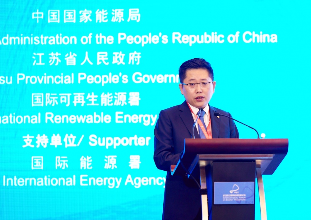  “如何加快轉(zhuǎn)型，創(chuàng)新發(fā)展，是能源企業(yè)共同面對(duì)的時(shí)代命題。” 10月18日下午，在2018“一帶一路”能源部長(zhǎng)會(huì)議暨國(guó)際能源變革論壇上，協(xié)鑫集團(tuán)副董事長(zhǎng)朱鈺峰在“創(chuàng)新驅(qū)動(dòng)能源創(chuàng)新”的對(duì)話中提出，終端用戶能源系統(tǒng)將成為未來(lái)增長(zhǎng)最快的市場(chǎng)