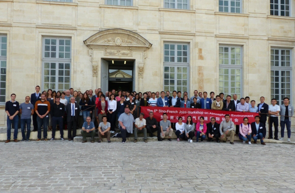 　　【中國儀表網(wǎng) 儀表企業(yè)】2018年9月，聚光科技(杭州)股份有限公司(以下簡稱“聚光科技”)受邀參加中法大氣環(huán)境國際研討會，集團(tuán)董事長葉華俊、大氣銷售部總監(jiān)林磊、大氣分析產(chǎn)品線產(chǎn)品總監(jiān)黃偉代表公司參加此次會議。本次會議于法國奧爾良召開，主要由法國科研中心燃燒與大氣反應(yīng)環(huán)境研究所和奧爾良大學(xué)承辦，并由中國環(huán)境科學(xué)研究院、法國科研中心燃燒與大氣反應(yīng)環(huán)境研究所等多家國內(nèi)外頂級科研院所或單位聯(lián)合主辦