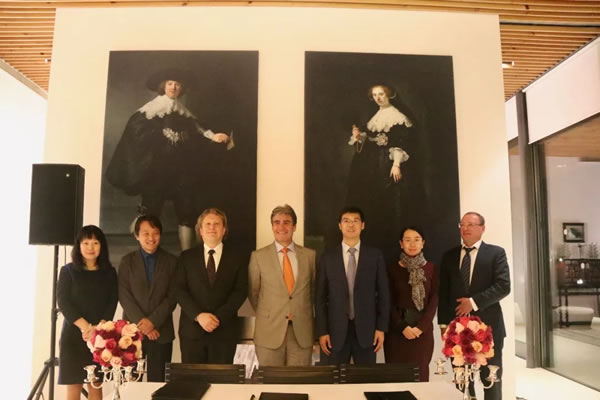                                         
	　　在國(guó)家能源局《電力發(fā)展“十三五”規(guī)劃》發(fā)布兩周年之際，為助力中國(guó)風(fēng)電市場(chǎng)快速發(fā)展，滿足中國(guó)經(jīng)濟(jì)不斷增長(zhǎng)所形成的能源需求，啟迪清潔能源集團(tuán)、啟迪清風(fēng)、MECAL（北京）三方共同攜手成立啟迪高智（北京）科技有限公司。簽約儀式于10月18日在荷蘭王國(guó)駐中國(guó)大使官邸成功舉行