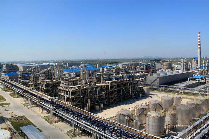 
	
                    
	【電纜網(wǎng)訊】恒逸石化（000703.SZ）16日發(fā)布的2018年第三季度報(bào)告顯示，公司前三季度實(shí)現(xiàn)營業(yè)收入608.3億，同比增長29.2%，歸屬上市公司股東凈利潤22.05億，同比增長63.2%。第三季度實(shí)現(xiàn)營收210.5億元，同比增長13.03%，實(shí)現(xiàn)歸母凈利潤11.03億元，同比增長121.22%，單季度凈利潤接近歷史最佳水平