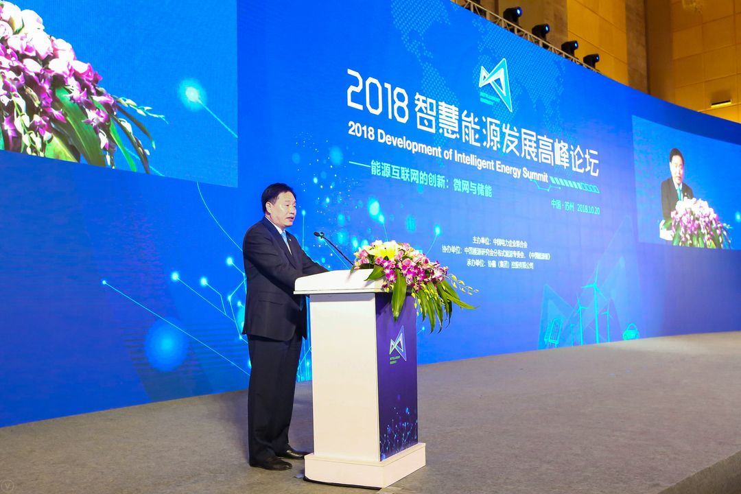                        協(xié)鑫集團(tuán)董事長朱共山在“2018智慧能源發(fā)展高峰論壇”上表示，當(dāng)前全球新能源技術(shù)發(fā)展進(jìn)入了快車道，風(fēng)能、太陽能到2019年就基本不再依賴國家補(bǔ)貼，主要是協(xié)鑫等光伏龍頭全產(chǎn)業(yè)鏈技術(shù)進(jìn)步降本貢獻(xiàn)。他同時(shí)指出，儲(chǔ)能的時(shí)代馬上到來，未來碎片化、移動(dòng)的能源將通過物聯(lián)網(wǎng)技術(shù)連接在一起，變得充滿智慧