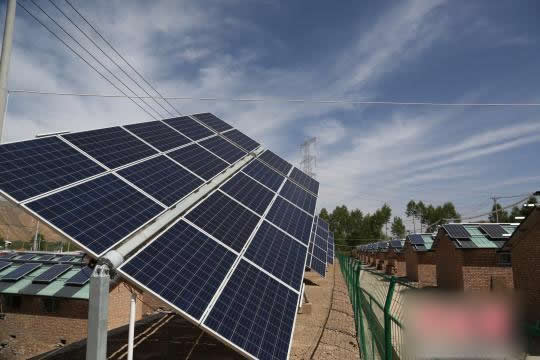                                         
	　　記者20日從中國國家電網(wǎng)青海省電力公司獲悉，該省首個光儲污水處理項目落地海東市互助土族自治縣班彥村，這也是青海省美麗鄉(xiāng)村建設(shè)第一座污水處理示范項目。

	　　青海省互助土族自治縣是中國唯一的土族自治縣，此間總?cè)丝谟?0萬人，土族占到總?cè)丝诘?7%左右