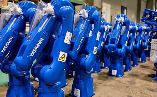 
                      據(jù)《日本經(jīng)濟(jì)新聞》10月18日報道，18日，國際機(jī)器人聯(lián)盟(IFR)在東京的記者會上表示，工業(yè)機(jī)器人的全球銷量預(yù)計到2021年將保持年均14%左右的增速。據(jù)推算，2021年的銷量將達(dá)63萬臺，增長至2017年的1.5倍以上