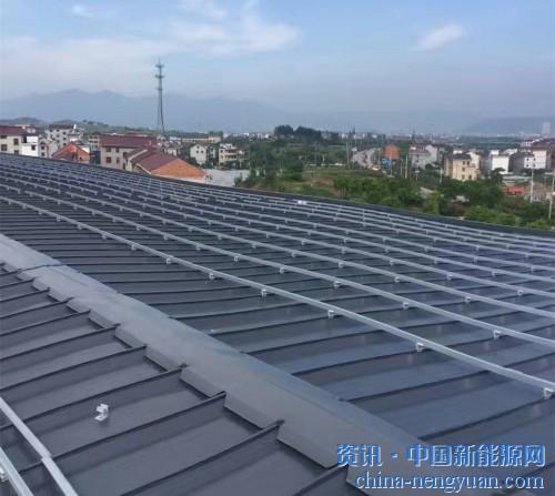                                                                                                                                                                     
	　　悶熱已醞釀多日，毫無(wú)征兆的夏雨傾盆而落，灑在南湖。柔美多姿的燈光，氤氳的湖面，跳躍的雨花，“這樣的南湖多美啊!四十前，電可是‘稀罕物’，現(xiàn)