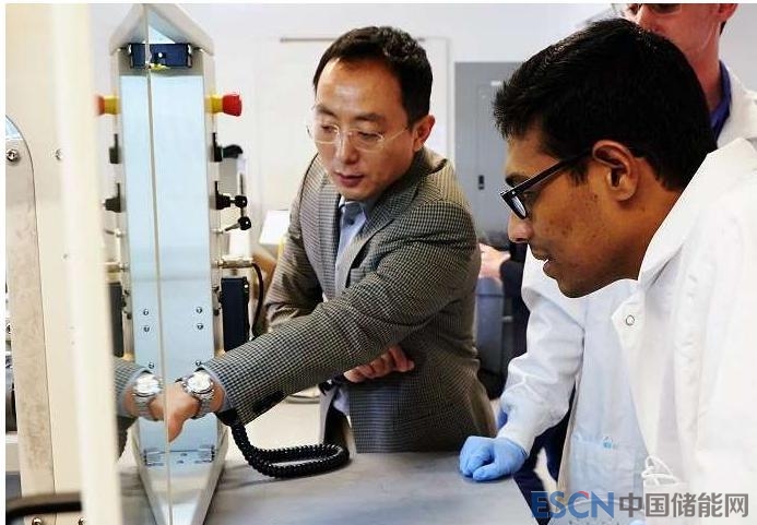 
			              據(jù)外媒報道，氫燃料電池可能成為未來可持續(xù)能源的重要一環(huán)。燃料電池更像內(nèi)燃機，因為高效能的氫燃料電池可利用可逆電解化學反應來生成電量