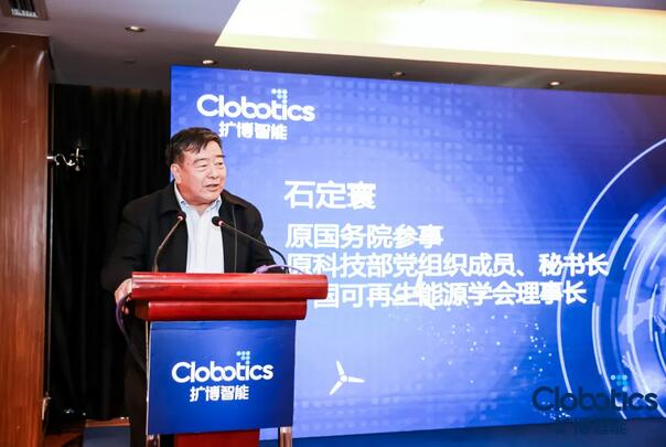 　　10月17日，擴(kuò)博智能Clobotics發(fā)布風(fēng)機(jī)葉片全自動(dòng)巡檢新品，并與上海電氣風(fēng)電集團(tuán)有限公司（以下簡稱“上海電氣”）和洛陽雙瑞風(fēng)電葉片有限公司（以下簡稱“雙瑞風(fēng)電”）簽署戰(zhàn)略合作協(xié)議，全面推進(jìn)在新能源風(fēng)電行業(yè)中的應(yīng)用落地，不僅為風(fēng)機(jī)葉片提供智能巡檢服務(wù)，還將智能巡檢解決方案與資產(chǎn)數(shù)字化管理相結(jié)合，共同探究數(shù)據(jù)化、智能化、數(shù)字化發(fā)展的前景和價(jià)值。此個(gè)基于人工智能技術(shù)的新能源風(fēng)機(jī)葉片全自動(dòng)巡檢服務(wù)的正式商用，也標(biāo)志著擴(kuò)博智能Clobotics的風(fēng)電行業(yè)智