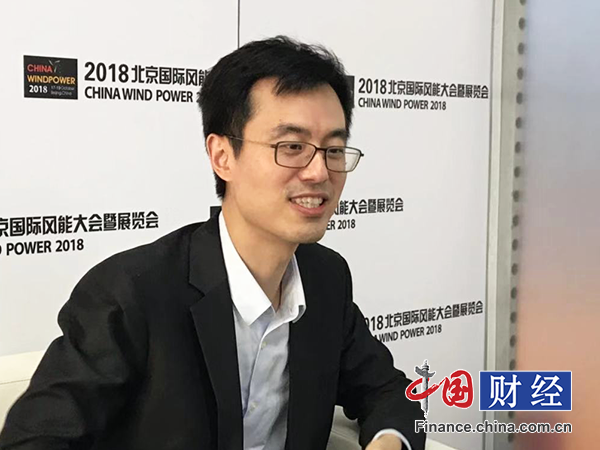 　　“今年，‘三北’風(fēng)電處于復(fù)蘇期，海上風(fēng)電處于爆發(fā)期，分布式風(fēng)電處于萌芽期。”在2018北京國際風(fēng)能大會期間，遠(yuǎn)景智能智慧風(fēng)場軟件產(chǎn)品總監(jiān)趙清聲在接受包括中國網(wǎng)財(cái)經(jīng)在內(nèi)的媒體采訪時表示