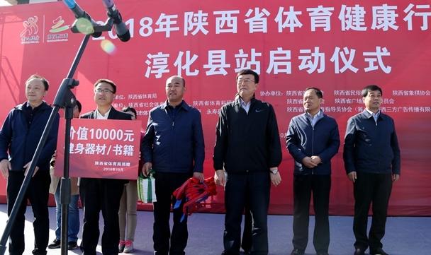 今年，10月9日“陜西省體育健康行淳化站啟動(dòng)儀式”在淳化縣隆重舉辦，淳化縣供電分公司在接到通知后緊密部署、集體發(fā)力、詳查隱患、據(jù)悉，為保障活動(dòng)的電力正常供應(yīng)，淳化供電分公司成立了以主管領(lǐng)導(dǎo)為組長(zhǎng)，生產(chǎn)、調(diào)度、運(yùn)維部門人員為成員的保電小組，層層落實(shí)責(zé)任、明確分工，提前制定保電方案，并對(duì)現(xiàn)場(chǎng)的供電設(shè)施進(jìn)行了逐項(xiàng)仔細(xì)檢查，及時(shí)緊固了相關(guān)設(shè)備接點(diǎn)、更換了保險(xiǎn)，進(jìn)一步提高了供電可靠性。為確保萬(wàn)無(wú)一失，該公司還調(diào)配移動(dòng)發(fā)電車現(xiàn)場(chǎng)待命，為啟動(dòng)儀式電力供應(yīng)提供了“雙保險(xiǎn)”
