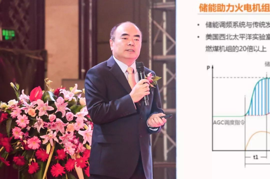                        10月20日，由通威集團、陽光電源等企業(yè)聯(lián)合主辦、以“領(lǐng)跑·創(chuàng)新·賦能”為主題的2018首屆中國光伏產(chǎn)業(yè)領(lǐng)跑論壇在江蘇泗洪隆重舉行。眾多政府機構(gòu)領(lǐng)導、主流媒體及行業(yè)領(lǐng)袖匯聚一堂，論道全球光伏發(fā)展新趨勢，探索綠色能源引領(lǐng)綠色發(fā)展新思路