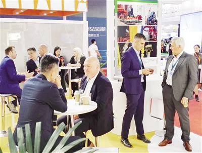 　　近日，以“迎接平價(jià)新時(shí)代 拓寬發(fā)展新空間”為主題的2018北京國際風(fēng)能大會(huì)暨展覽會(huì)在北京中國國際展覽中心（新館）舉行，展出面積超過6萬平方米，600多家企業(yè)展示了各自最新研發(fā)成果，覆蓋風(fēng)能開發(fā)和利用完整產(chǎn)業(yè)鏈。
　　
　　業(yè)界專家表示，當(dāng)前，我國風(fēng)電發(fā)展規(guī)模不斷擴(kuò)大，多年的風(fēng)電技術(shù)積累成果集中爆發(fā)，新機(jī)型推出數(shù)量創(chuàng)歷年新高