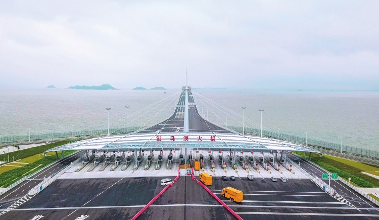 　　
10月19日，珠海供電局派出保供電團(tuán)隊(duì)進(jìn)駐港珠澳大橋。林澤燦 攝

　　據(jù)新華社消息，港珠澳大橋?qū)⒂?018年10月24日上午9時(shí)正式通車