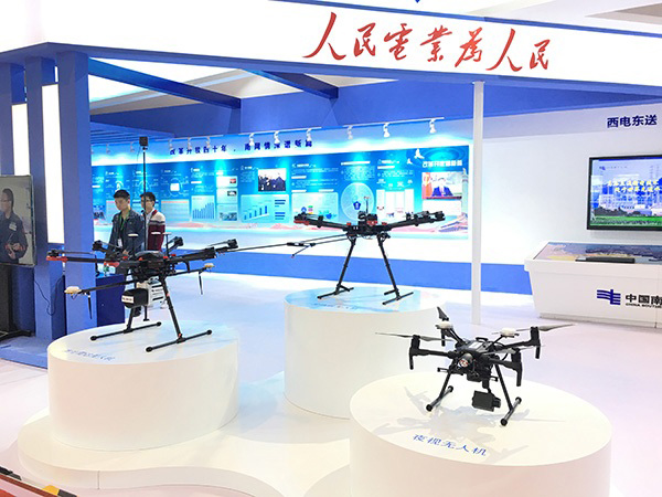 
　　記者從南方電網(wǎng)公司獲悉，中國電力企業(yè)聯(lián)合會(huì)10月15日-10月17日在北京舉辦了改革開放40周年電力成就展，南方電網(wǎng)展示了全面深化改革、電網(wǎng)建設(shè)、電力供應(yīng)、西電東送、“一帶一路”建設(shè)等方面取得的巨大成就。

　　當(dāng)前我國普遍的輸電線路巡檢方式為人工巡檢，該方式存在工作效率低、巡檢質(zhì)量不高、作業(yè)風(fēng)險(xiǎn)高等不足