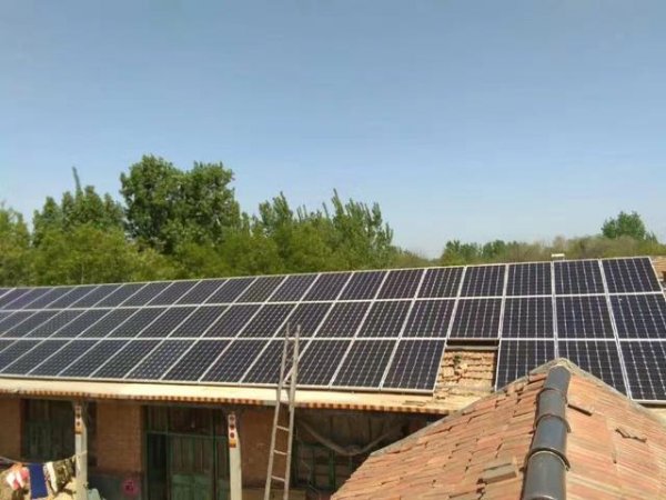                                         
	　　10月1日的清晨，看到谷陽電力張鵬龍凌晨推送的《包工頭日記|手里有什么就用什么，與及我近期關于戶用531的思考》（簡稱“思考”），聯(lián)想到前兩天讀的《陳春花：為什么每一個海底撈人都是自我管理者》（簡稱“管理者”），讓老紅對“大型光伏加工企業(yè)天然不具有開發(fā)戶用光伏基因”的質疑，終于有了新的認知。

	

	　　2016年開始，大型地面光伏電站市場機會的