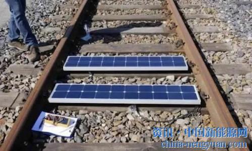                                                                                                                                                                     
	　　曾幾何時，光伏路面被炒得沸沸揚揚，有人說其是光伏應用與技術的創(chuàng)新，值得推崇，有人說它是在作秀，毫無實際意義，結果落個被不良分子錘得粉碎下場。

	　　如果說光伏道路是話劇的上