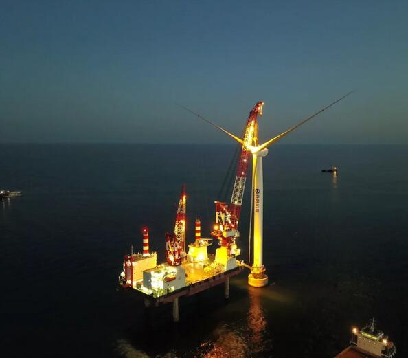                        三峽新能源大連莊河Ⅲ（300兆瓦）海上風電項目首臺6.45兆瓦風機吊裝歷時7天，于10月18日17時18分順利吊裝成功。為項目盡早并網(wǎng)發(fā)電以及助推國產(chǎn)6.45兆瓦機組批量化商業(yè)投運奠定了堅實基礎(chǔ)