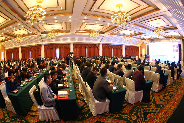                        2018北京國際風(fēng)能大會落幕，熱詞LCOE繼續(xù)散發(fā)著它的光芒！在風(fēng)電項(xiàng)目競價(jià)和平價(jià)上網(wǎng)的當(dāng)下，業(yè)內(nèi)沒有誰不看重LCOE！ LCOE的本質(zhì)是發(fā)電量，也就是說，在諸多影響因素中，發(fā)電量對風(fēng)電項(xiàng)目LCOE最為敏感。實(shí)際項(xiàng)目測算數(shù)據(jù)顯示，在某中高風(fēng)速區(qū)域，年等效滿發(fā)小時數(shù)從3000h提升到3300h，項(xiàng)目千瓦造價(jià)即使增加1489元，項(xiàng)目LCOE仍能維持0.28元/kWh不變