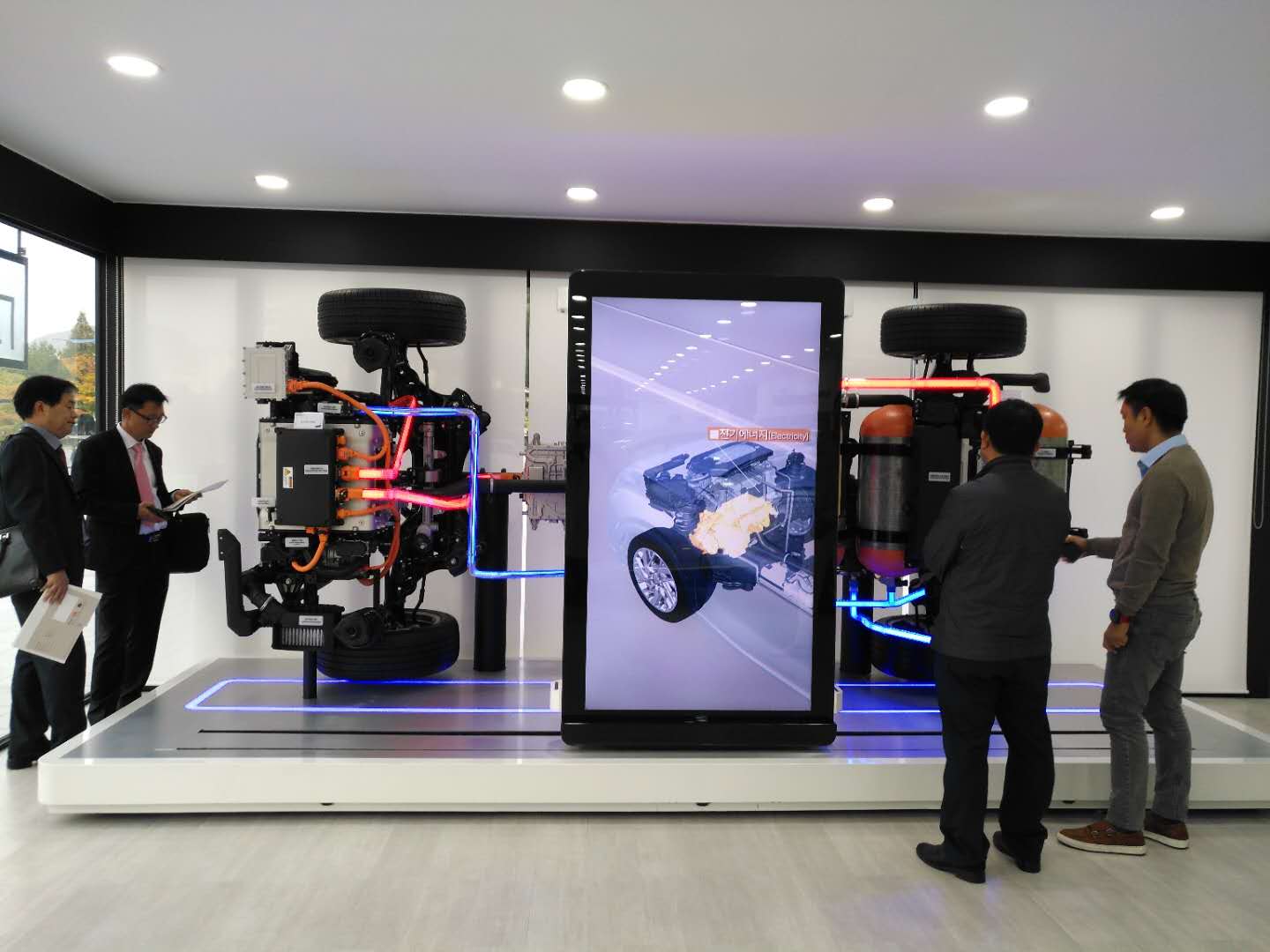 
			              10月10~12日，“2018年昌原國際氫能展覽會暨論壇”在韓國昌源市舉行。此次展會共計設置66個展位，吸引了來自中國、日本、韓國等9個國家的70多家企業(yè)單位參展，所展出技術、產(chǎn)品包括氫燃料電池系統(tǒng)、電堆、相關零部件、系統(tǒng)設備、整體解決方案、整車，例如韓國最先進的燃料電池汽車、液氫移動加氫車、燃料電池無人機、燃料電池自行車、加氫站及設備等，幾乎涵蓋了整個氫能產(chǎn)業(yè)鏈