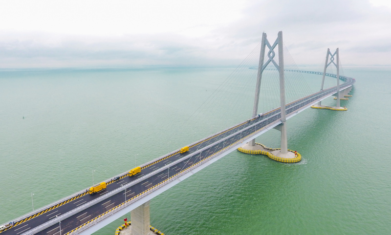 
　　南方電網(wǎng)廣東珠海供電局保供電團(tuán)隊(duì)進(jìn)駐港珠澳大橋。林澤燦 攝

　　南方電網(wǎng)廣東珠海供電局工作人員連日來對(duì)港珠澳大橋、人工島的相關(guān)線路、媒體直播等供電設(shè)備進(jìn)行特巡