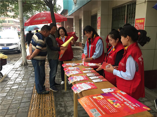 
　　“阿姨，今天給您推廣新型繳費(fèi)方式，您用手機(jī)掃一下這個二維碼，下載‘電e寶’，綁定您家戶號，就能進(jìn)行網(wǎng)上繳費(fèi)了，不用再像以前去營業(yè)廳充電卡了，而且現(xiàn)在充電費(fèi)還能參與新客戶首筆交費(fèi)立減活動”，最高可立減100元呢？“

　　”這么說，以后我在家就能交電費(fèi)了？還能交費(fèi)立減，真是太好了！“

　　工作人員耐心細(xì)致地給客戶介紹電力交費(fèi)新政策，幫助客戶下載電e寶并綁定戶號，為客戶詳細(xì)講解了電e寶服務(wù)窗的一鍵呼叫電管家、用戶賬單、