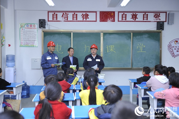 
　　供電員工對學(xué)校開展電力安全知識宣傳。（陳舉 攝）
 
供電員工為移民搬遷戶規(guī)范用電線路，確保用戶安全用電