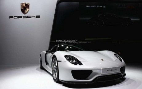 
	
                    
	【電纜網(wǎng)訊】當(dāng)?shù)貢r間24日，大眾的主要控股方——保時捷控股公司因未及時公開有關(guān)大眾"柴油門"丑聞的信息，被斯圖加特一家法院判處其支付4700萬歐元的罰金。法官稱，這一做法違反了有關(guān)資本市場公開信息義務(wù)的規(guī)定