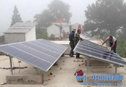                                                                                                                                                                     
	　　記者從合肥供電公司獲悉，截至今年9月底，合肥地區(qū)累計(jì)完成光伏扶貧項(xiàng)目并網(wǎng)6466個(gè)，轉(zhuǎn)付補(bǔ)貼1612.5萬(wàn)元，一大批貧困戶從光伏新能源中及時(shí)受益。

	　　農(nóng)戶把用不完的電賣(mài)