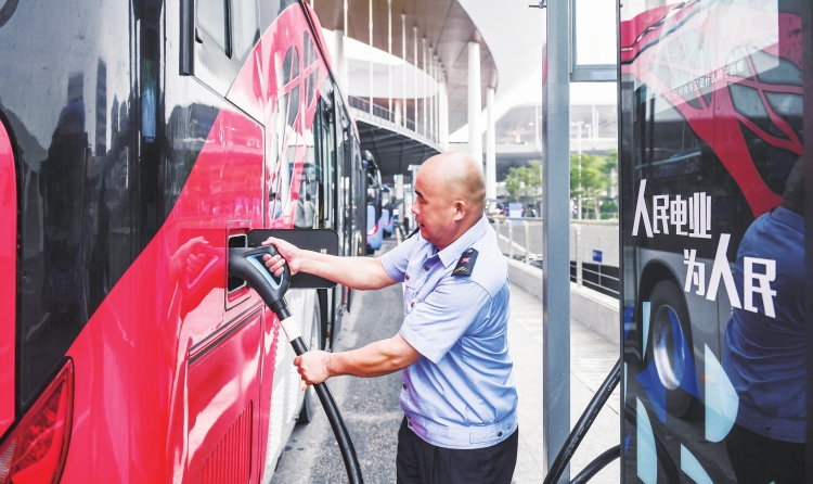 
　　10月24日港珠澳大橋通車當(dāng)天，新能源公交車司機正在使用人工島上的充電樁。這些滿足粵港澳三地標(biāo)準(zhǔn)的電動汽車充電樁，由南方電網(wǎng)公司建設(shè)