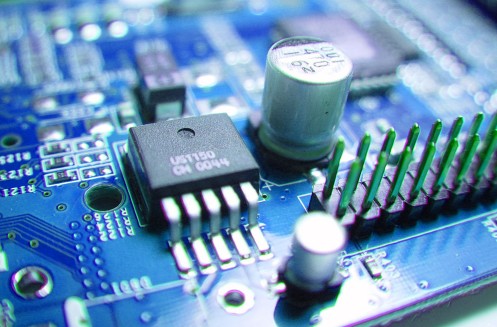 　　【中國(guó)儀表網(wǎng) 儀表上游】集成電路(integratedcircuit)是一種微型電子器件或部件。采用一定的工藝，把一個(gè)電路中所需的晶體管、電阻、電容和電感等元件及布線互連一起，制作在一小塊或幾小塊半導(dǎo)體晶片或介質(zhì)基片上，然后封裝在一個(gè)管殼內(nèi)，成為具有所需電路功能的微型結(jié)構(gòu)；其中所有元件在結(jié)構(gòu)上已組成一個(gè)整體，使電子元件向著微小型化、低功耗、智能化和高可靠性方面邁進(jìn)了一大步