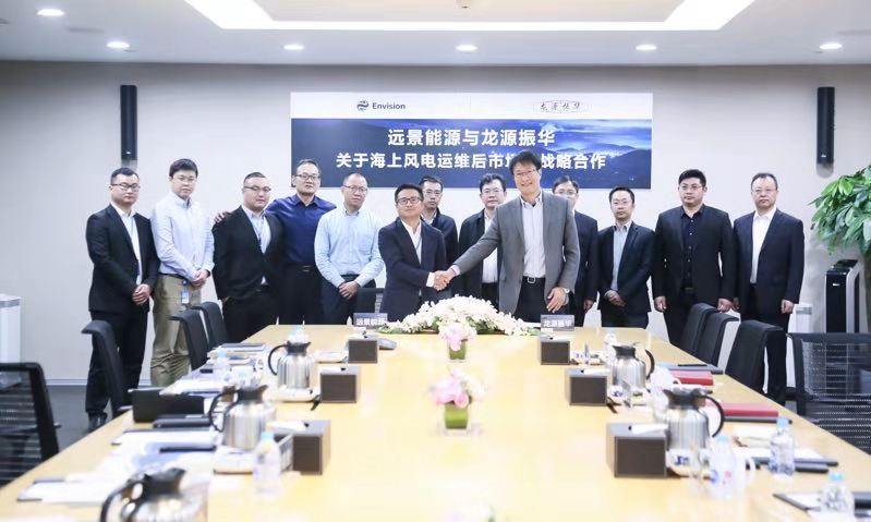                       2018年10月23日，江蘇龍源振華海洋工程有限公司（下稱“龍源振華”）總經理李澤、副總經理曹春潼、施惠慶等率隊到訪遠景集團上海總部，雙方簽署戰(zhàn)略合作協(xié)議，未來將基于海上風電后運維市場，探索新的合作模式和領域。  作為全球領先的海上風電技術解決方案提供商，遠景能源自主研發(fā)的海上風力發(fā)電機組運用行業(yè)領先的激光雷達、測風技術和智能化控制技術，使得發(fā)電效率比同類產品高20%，被各大風電場投資方廣泛采用