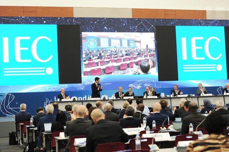                        2018年10月22~26日，國際電工委員會(IEC)第82屆大會在韓國釜山召開。會議期間，IEC各國家委員會一致提名選舉現(xiàn)任IEC副主席、中國國家電網有限公司董事長舒印彪為IEC第36屆主席，任期為2020~2022年