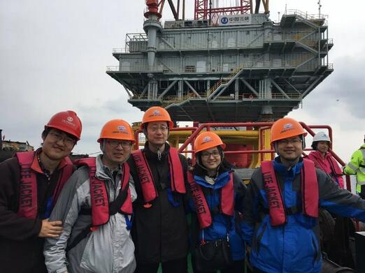 　　2018年10月22日12：30，大連莊河海域響起陣陣鞭炮聲，慶祝由上海院設(shè)計(jì)的第二座海上升壓站-三峽新能源大連市莊河Ⅲ（300兆瓦）海上風(fēng)電項(xiàng)目220千伏海上升壓站順利完成吊裝。這標(biāo)志著項(xiàng)目朝著并網(wǎng)發(fā)電又邁出了堅(jiān)實(shí)一步