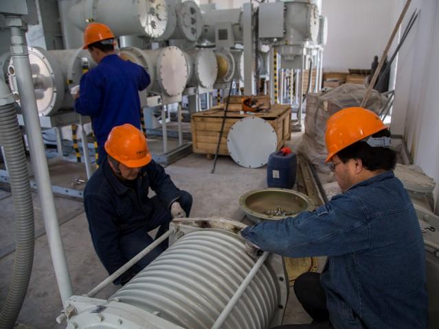      10月26日，新疆永安天泰電力有限責(zé)任公司新建二十九團包頭湖農(nóng)場35千伏變電站二次設(shè)備安裝工作全面展開。圖為施工人員正在安裝35千伏母線筒
