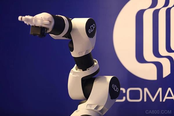 
                      近日，意大利自動化企業(yè)柯馬在上海首次發(fā)布了教育機(jī)器人e.DO，這款搭載開源硬件和軟件平臺的六軸機(jī)器人定位于展現(xiàn)真實工業(yè)的微縮景觀，幫助全年齡段的學(xué)生上手自動化。
  
  菲亞特集團(tuán)旗下的柯馬長期為國際主流汽車制造商提供工程解決方案，此次進(jìn)軍教育機(jī)器人領(lǐng)域，柯馬中國機(jī)器人及自動化產(chǎn)品事業(yè)部總監(jiān)開偉坦言,這是一次對現(xiàn)有成熟工業(yè)技術(shù)的“降維”利用：“在工業(yè)自動化技術(shù)快速迭代的過程中，柯馬是一家技術(shù)過剩的公